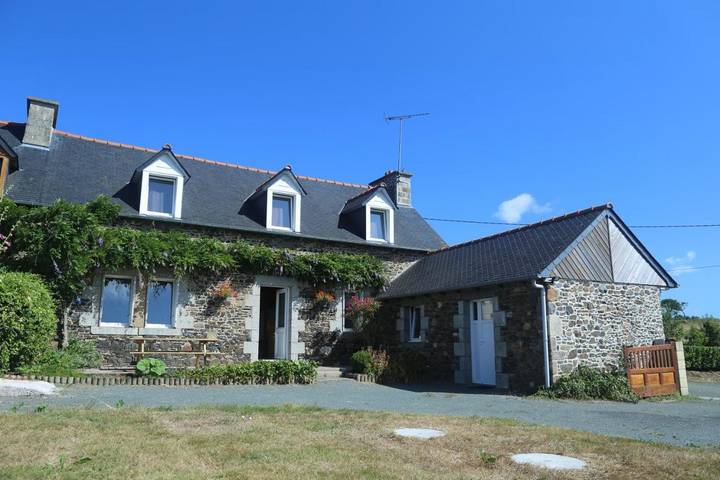 Location de vacances pour 8 personnes, avec Terrasse ainsi que Jardin et Vue à Trégomeur