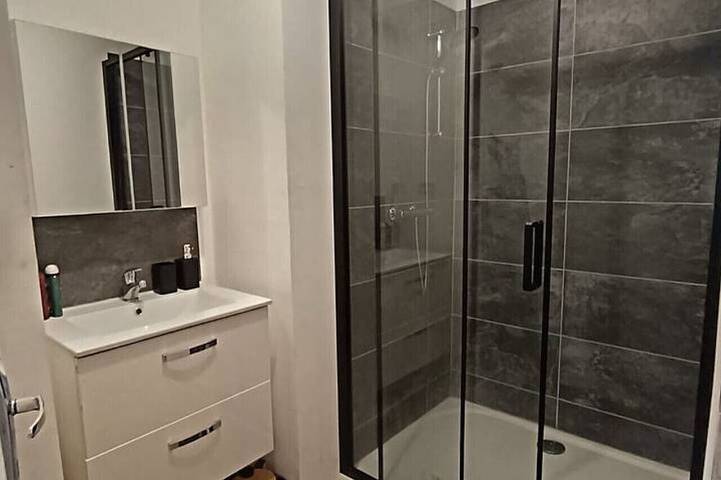 Entire apartment, The Hanging Garden - For 3 People in Fontainebleau, Seine-et-Marne