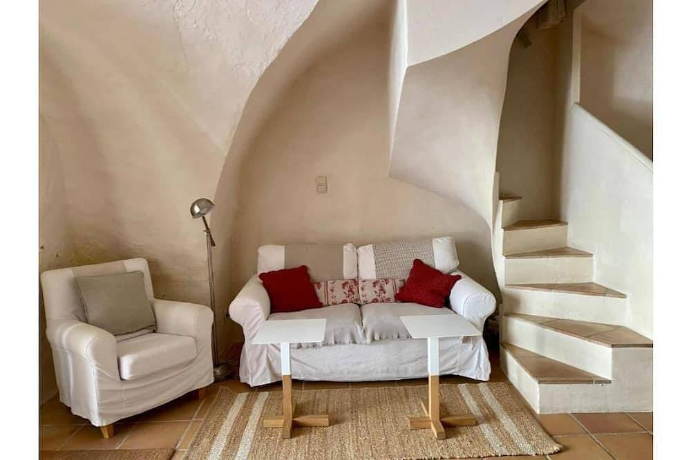 Entire apartment, B&B Villa des Muses in the heart of a village in Provence in La Roque-d'Anthéron, Aix-en-Provence region