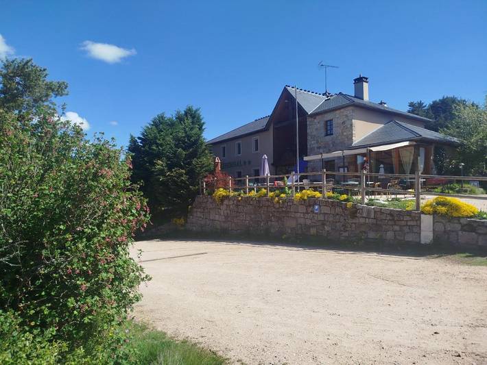 Hôtel pour 2 personnes, avec Terrasse ainsi que Jardin et Vue dans Javols