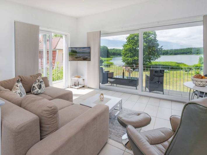 Ferienwohnung für 3 Personen, mit Balkon und Garten sowie Seeblick in Neu-Sallenthin