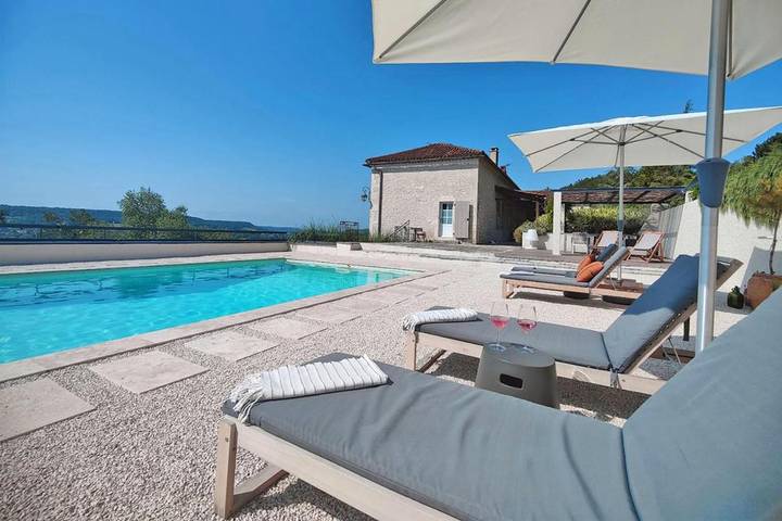 Appartement de vacances pour 4 personnes, avec vue ainsi que piscine et jardin