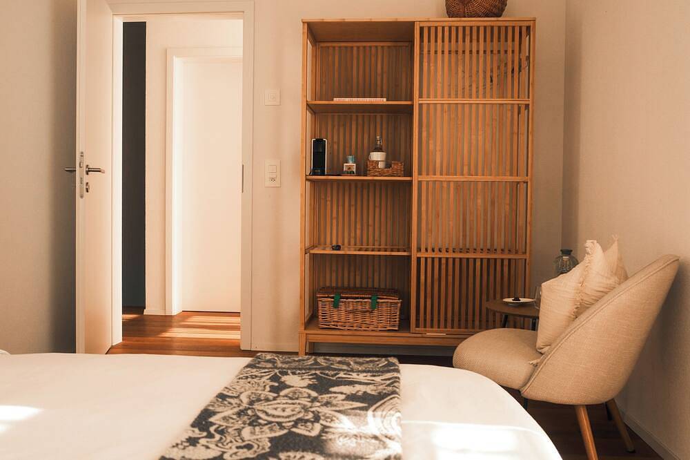 Lakeview Guesthouse with Two Bedrooms & Private Bathroom in Pays des Trois-Lacs
