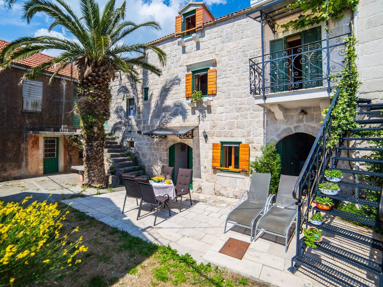 Mit Blick auf das Wasser in Podgora, Makarska Riviera