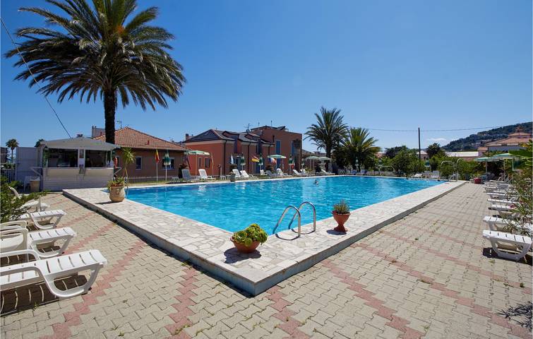 Entire holiday apartment, 800m to Beach: Apartment with A/C, Parking, Pool & WiFi in Pietra Ligure, Pietra Ligure Municipality