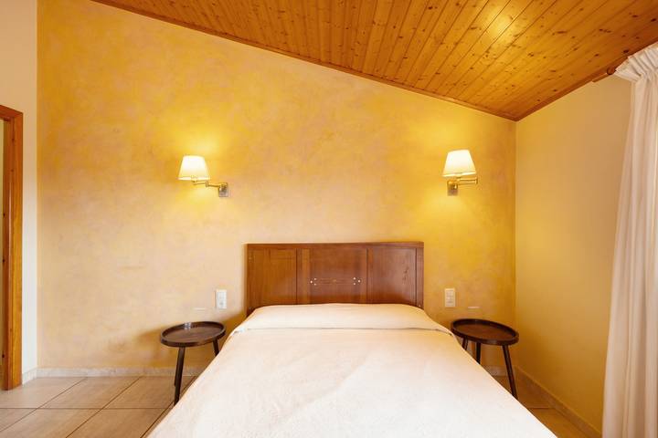 Bed and Breakfast 'Ball De Diables' with Mountain Views, Wi-Fi, and Air Conditioning in Cantallops d'Avinyonet, Avinyonet del Penedès