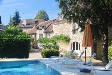 Gîte pour 12 personnes, avec vue ainsi que jardin et piscine à Montcaret
