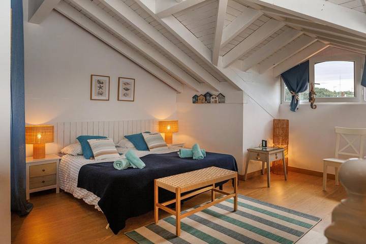 Casa de vacaciones para 10 personas, con terraza y piscina para niños además de vistas y piscina, Se admiten mascotas en Comillas