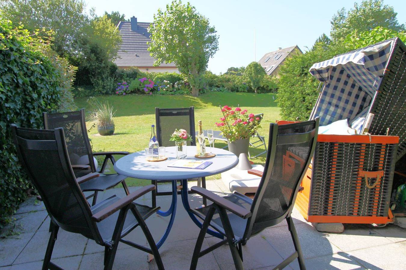 Ganze Wohnung, Ruhig gelegene Wohnung mit Süd-Terrasse und Blick in den Garten in Wenningstedt, Sylt