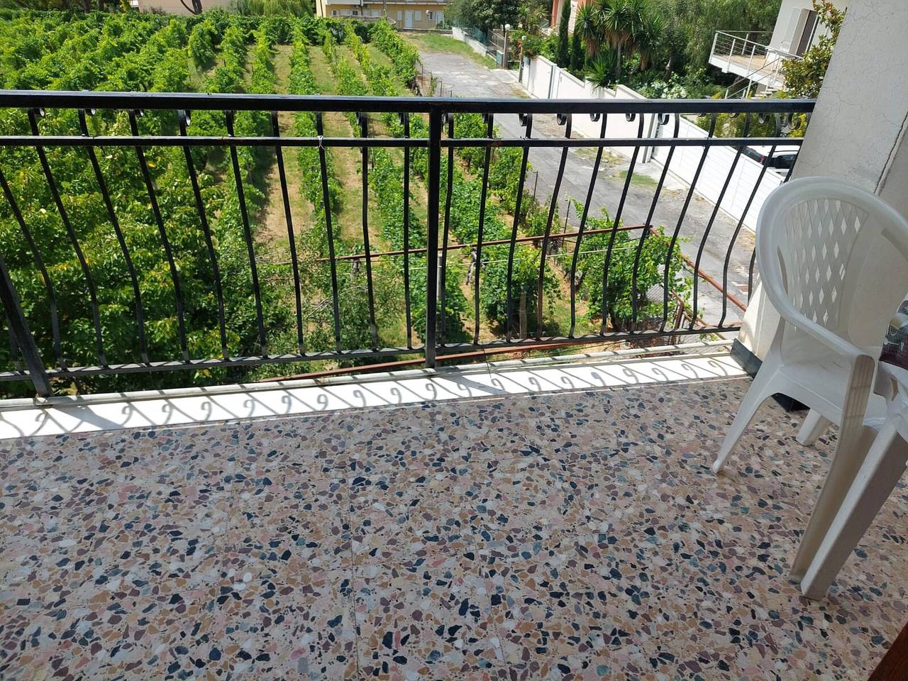 Apartamento entero, Casa vacacional '608' con terraza privada y jardín compartido in Diano Castello, Riviera di Ponente