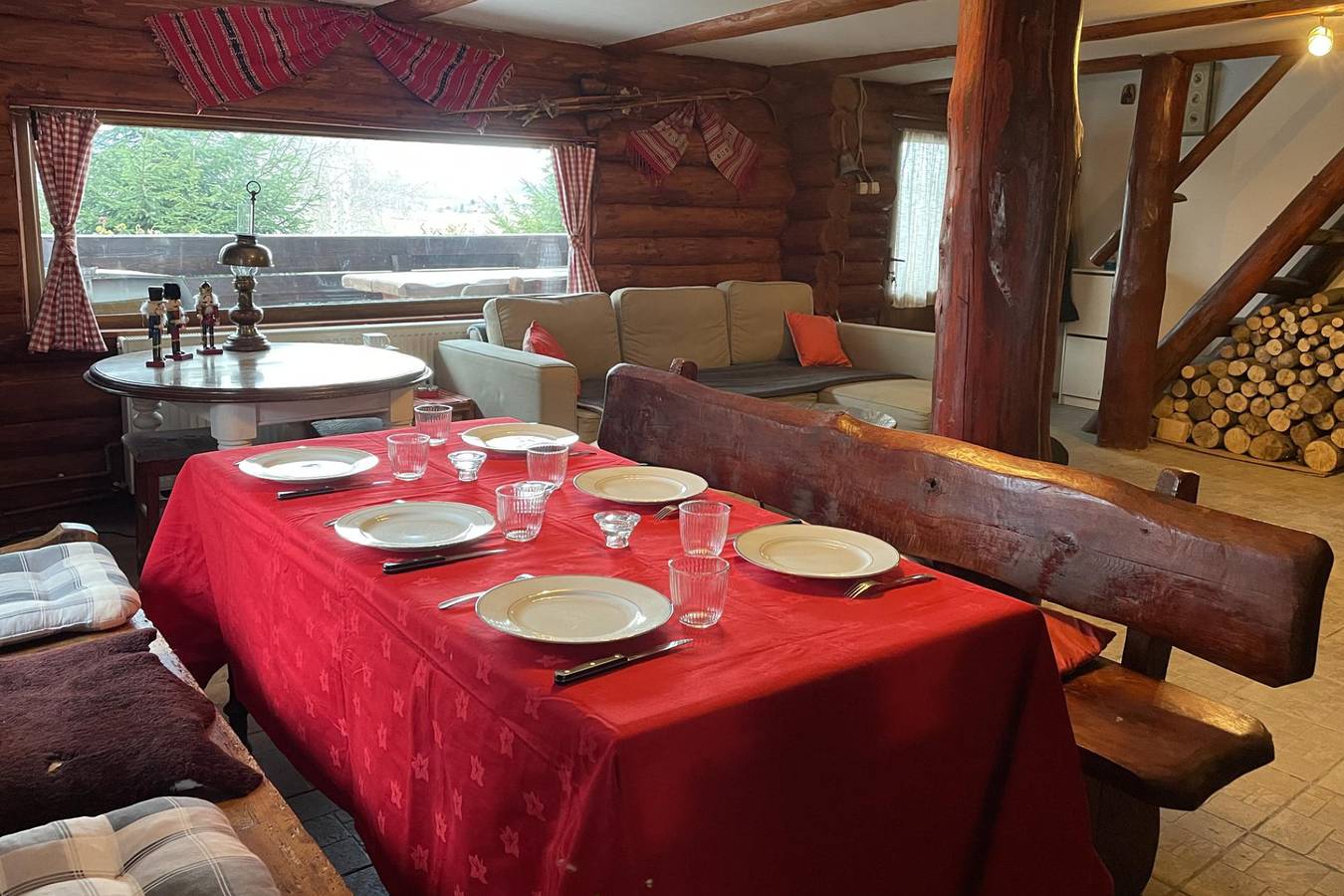 3 Bed Chalet Sleeps 8 -Fireplace & Enclosed Garden in Karpaten