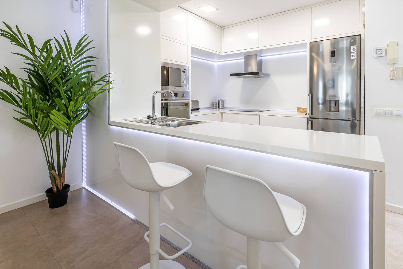 Apartamento entero, "Great Spacious Banus Appartment" cerca de la playa con Wi-Fi in Puerto Banús, Marbella