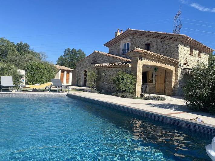 Location de vacances pour 8 personnes, avec Terrasse et Jardin ainsi que Piscine et Vue à Larnas