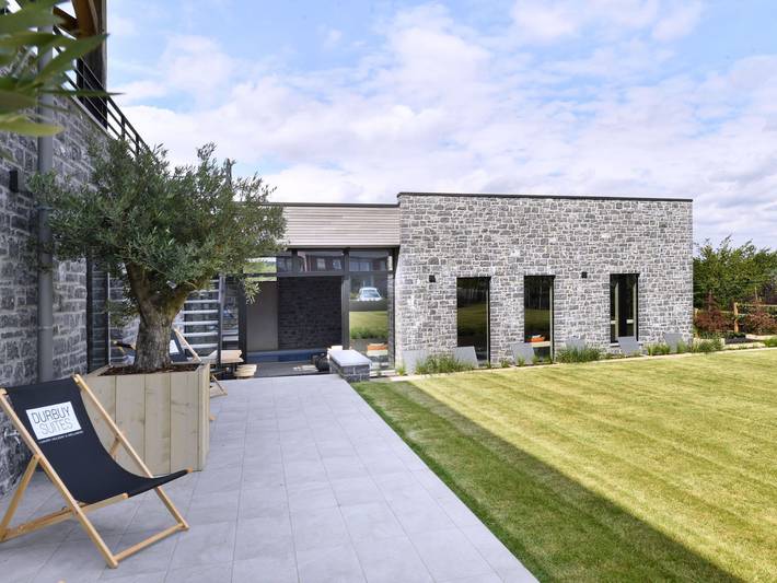 Location de vacances pour 12 personnes, avec terrasse et piscine ainsi que sauna et jardin dans Septon - 2