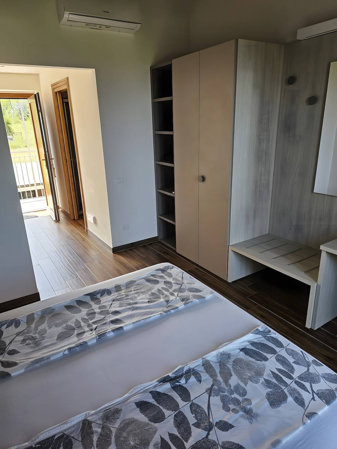 Camera Matrimoniale con Vista Mare, Wi-Fi e Aria Condizionata in Savona, Riviera di Ponente