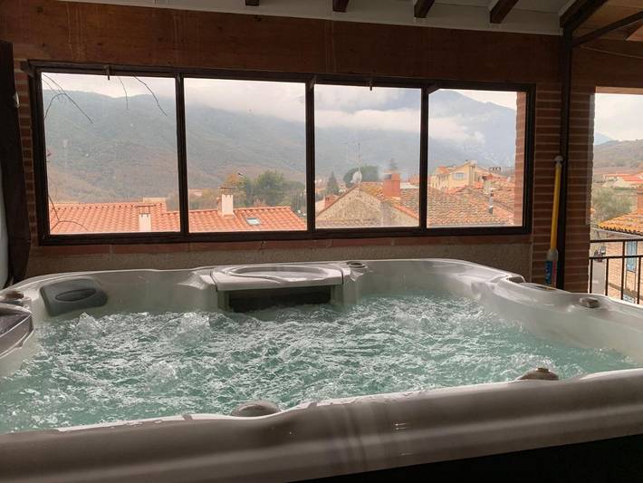 Location de vacances pour 8 personnes, avec Balcon et Jacuzzi ainsi que Terrasse et Vue à Espira-de-Conflent