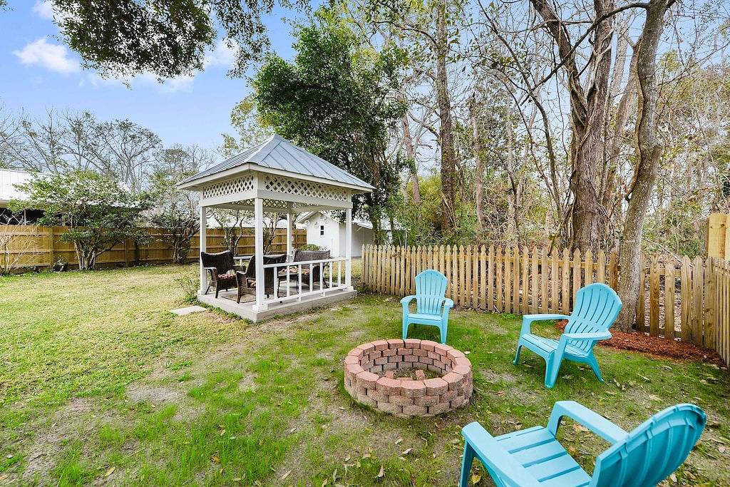 Walk to Government St! 6 guests, pet and family friendly, close to the beach! in Ocean Springs, Mississippi Gulf Coast