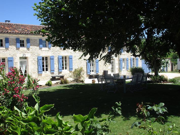 Gîte pour 10 personnes, avec terrasse ainsi que jardin et piscine à Sainte-Radegonde (Charente-Maritime)