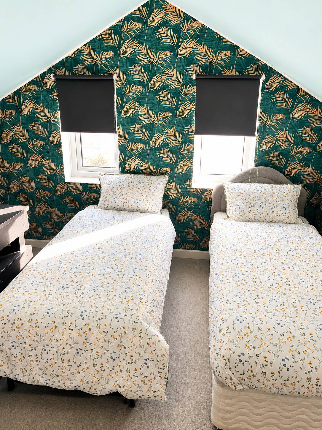 Schlafzimmer mit zwei Einzelbetten, perfekt für Bauunternehmer und Fußballfans in Wolverhampton, Birmingham und Umgebung