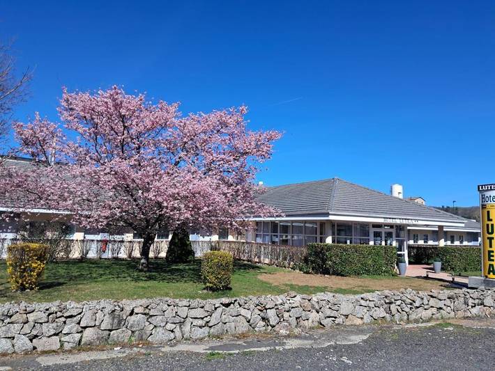 Hôtel pour 3 personnes, avec terrasse et jardin à Riom-ès-Montagnes - 3