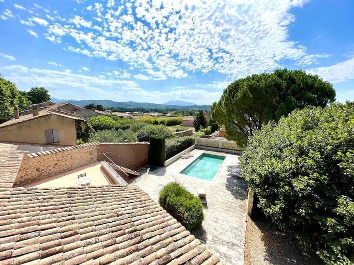 Location de vacances pour 14 personnes, avec vue ainsi que piscine et jardin à Saint-Maurice-sur-Eygues