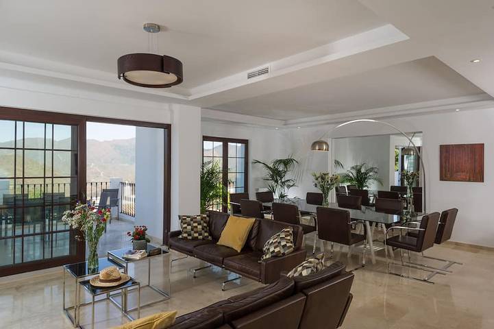 Private heated infinity pool and breathtaking views in Urbanizacion Las Jacarandas, Marbella
