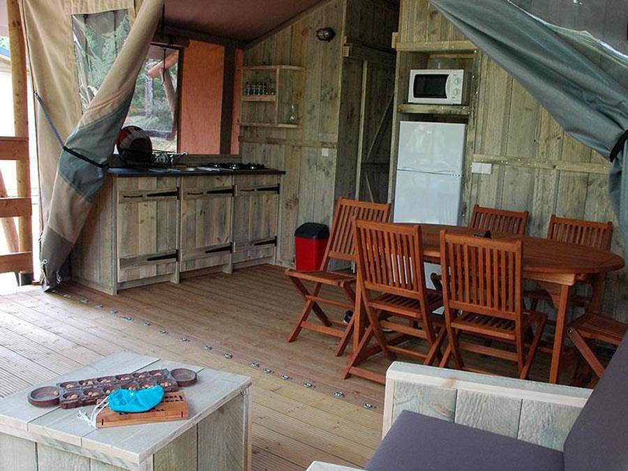 Camping les Pialades - Safarizelt 6 personen - Woody Lodge 50m² mit überdachter Terrasse - 3 Zimmer (mit Sanitäranlagen) in Nabirat, Périgord Noir