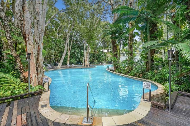 Holiday rental for 4 people, with pool and balcony as well as garden in Palm Cove
