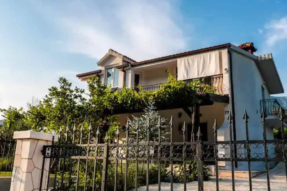 Three Bedroom Villa With Private Pool in Naklice, Omiš-Riviera