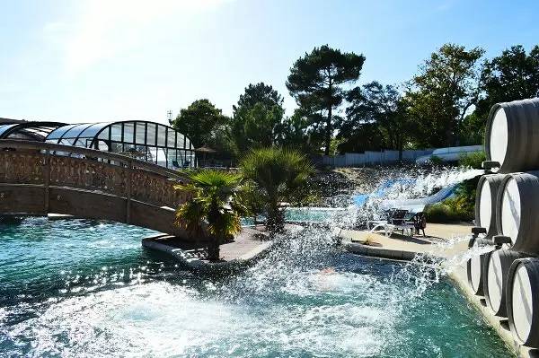 Camping pour 6 personnes, avec terrasse ainsi que piscine et sauna à Soulac-sur-Mer - 4