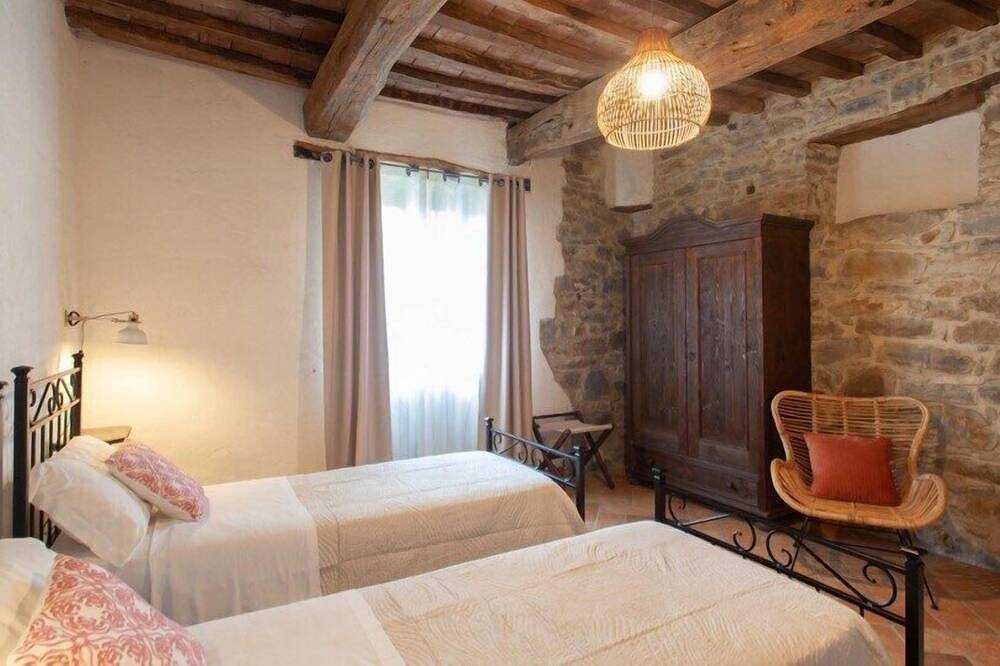 Villa La Ginestra, private villa with pool in Montone, Valtiberina