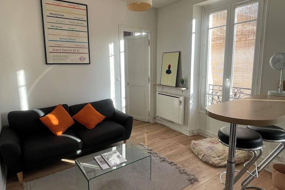 Appartement entier, Grand appartement lumineux à 6 minutes du métro accès rapide Paris in Clichy, Hauts-de-Seine