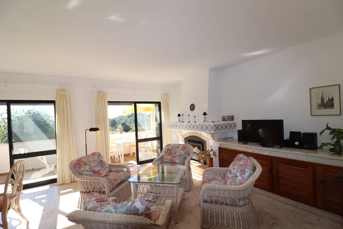 Apartamento inteiro, Apartamento 'Casa Atlantico' com vista para o mar, piscina partilhada e acesso Wi-Fi in Carvoeiro, Lagoa