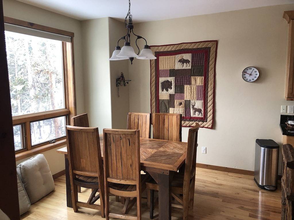 Gehen Sie in die Innenstadt von Winter Park mit Blick auf den Parry Peak in Fraser, Arapaho and Roosevelt National Forests