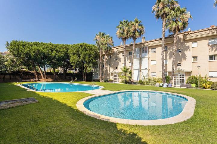 Location de vacances pour 8 personnes, avec piscine et jardin à Sant Feliu de Guíxols