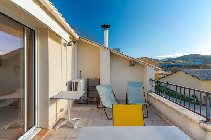 Gîte 'Fleur De Thym' con piscina condivisa, terrazza comune e aria condizionata in Gréoux-les-Bains, Alpi dell'Alta Provenza