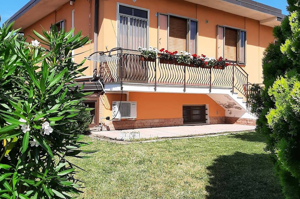 Apartamento entero, Casa Giorgia welcomes you to the greenery of the Delta with its relaxing quietness in Rosolina, Polesine