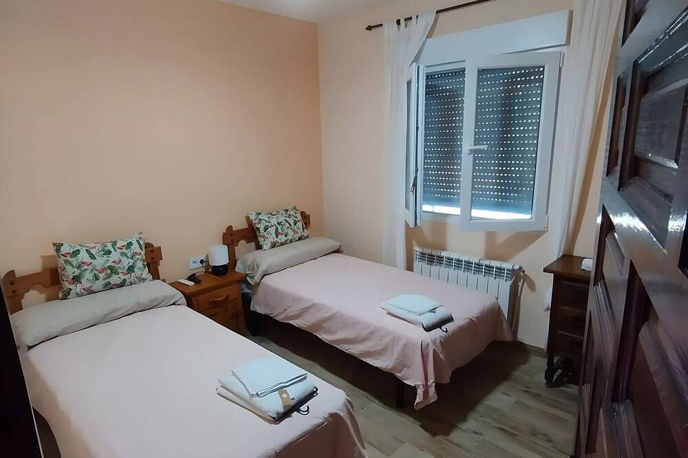 Casa Rural 'Los Pinos' con Vista a la Montaña, Piscina Privada y Wi-Fi in La Adrada, Provincia de Ávila