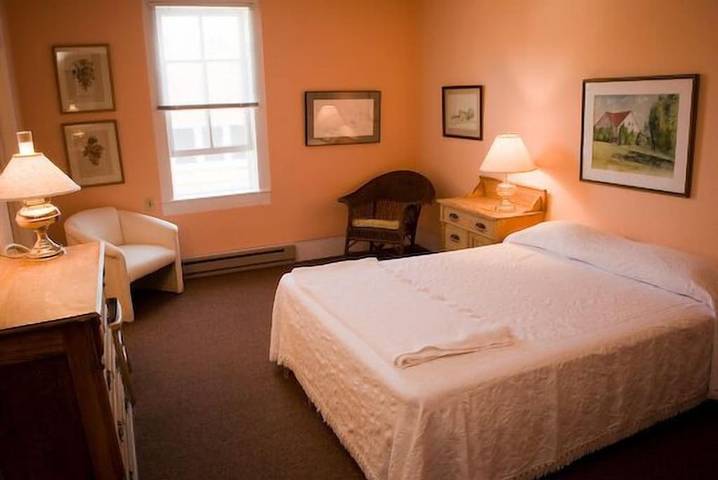 Hotel for 2 people, with yard in Lake Leelanau