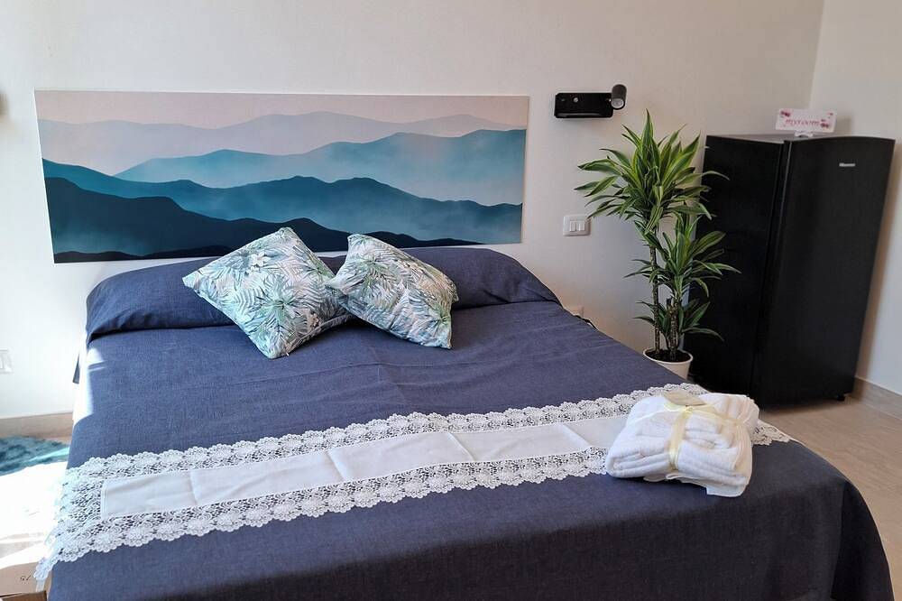 Spacious room with sea view, 5 minutes from the enchanting beaches of meta. in Meta, Península Sorrentina