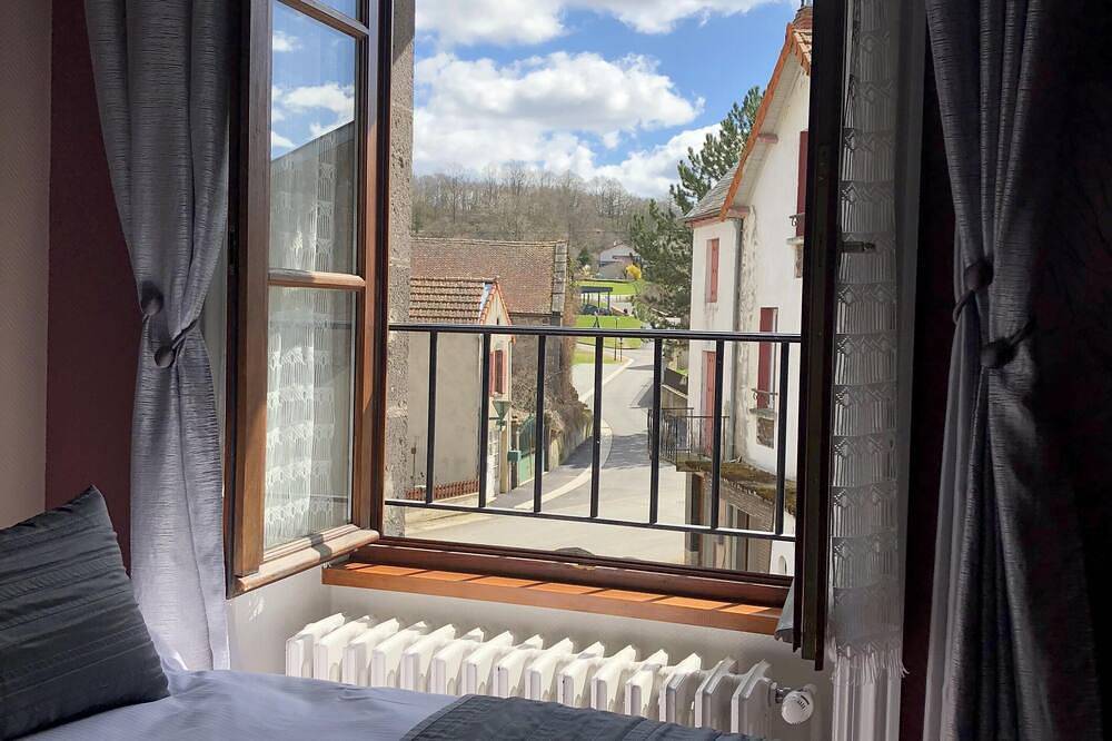 Chambre double-Doppelzimmer-Eigenes Badezimmer-Standard-Strassenblick in Manzat, Regionaler Naturpark Volcans d'Auvergne