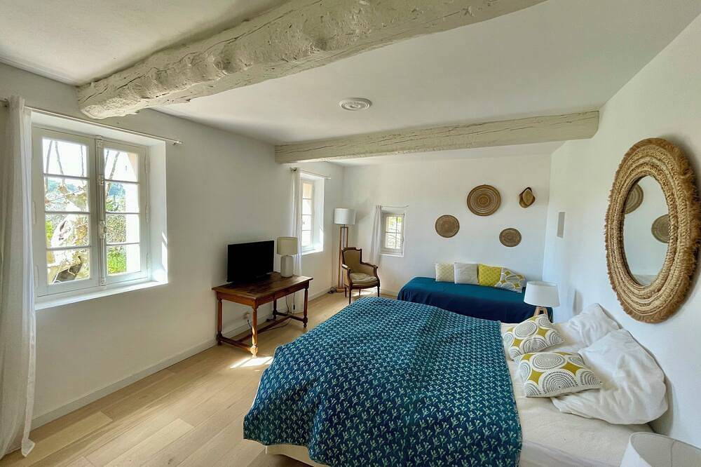 Stately property with 3 tennis & sport courts and a large pool, village 5' walk in Callas, Region de Draguignan