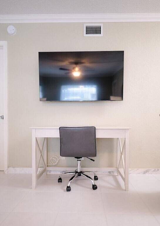 Ganze Wohnung, Paradise Shores #4 | 1 block to beach | 1 gig Wifi in Pompano Beach, Broward County