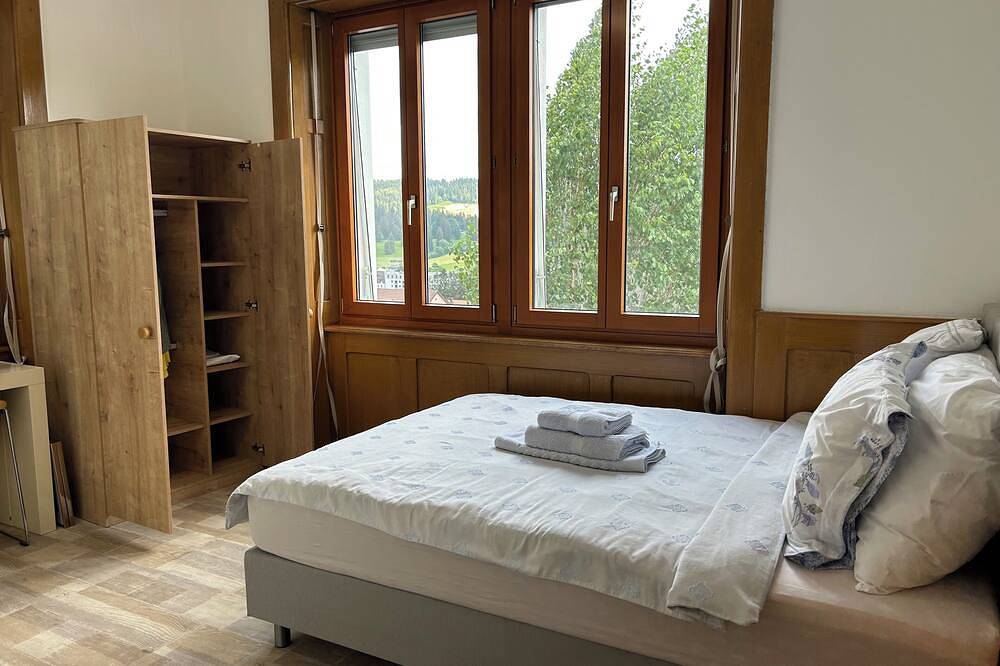 Appartamento intero, Studio Lumineux, Calme au Centre du Village, Proches de Piscine, et Commerces in Tramelan, Canton Berna
