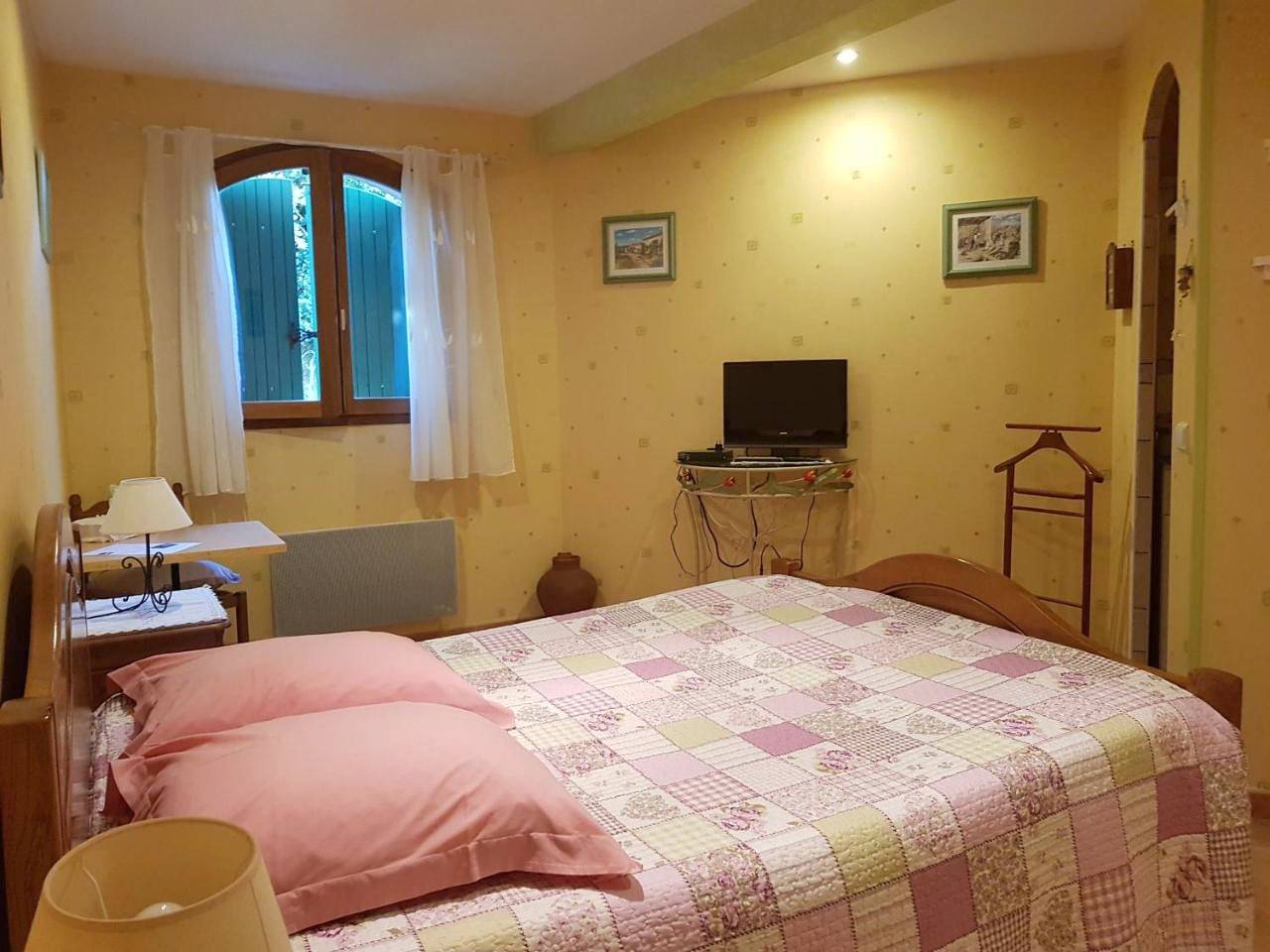 Double Room with Private Bathroom in Flassans-sur-Issole, Région de Brignoles