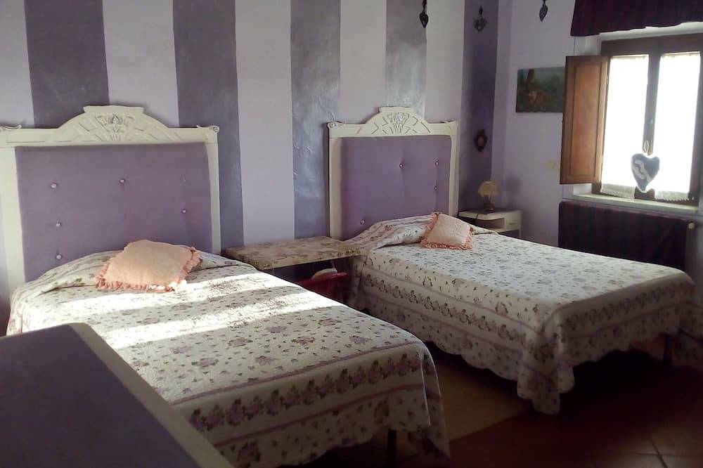 Typisch toskanisches Bauernhaus aus Stein in Monsummano Terme, Pistoia Provinz