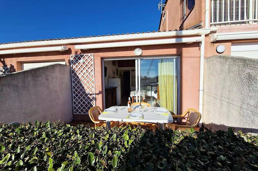 House with a view of the canal in Marseillan-Plage, Marseillan
