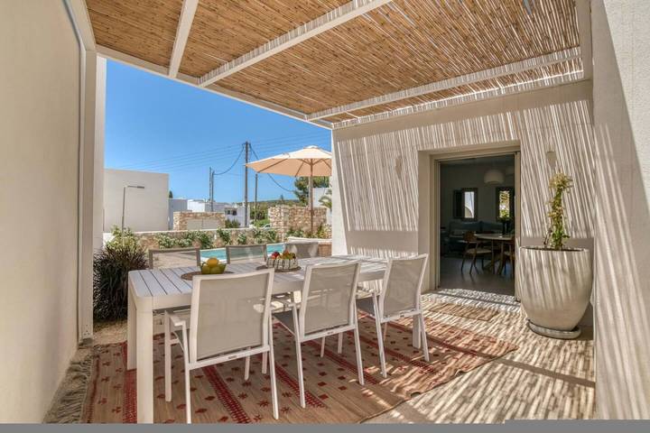 Villa pour 4 personnes, avec jardin et piscine ainsi que balcon et vue sur l’océan dans Paros - 2