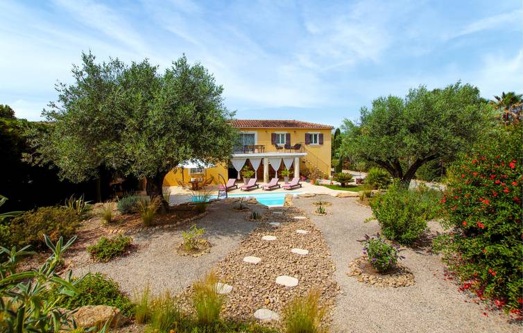 Luxury Apartment with Pool & Parking - 700m to Sarrians in Sarrians, Vaucluse