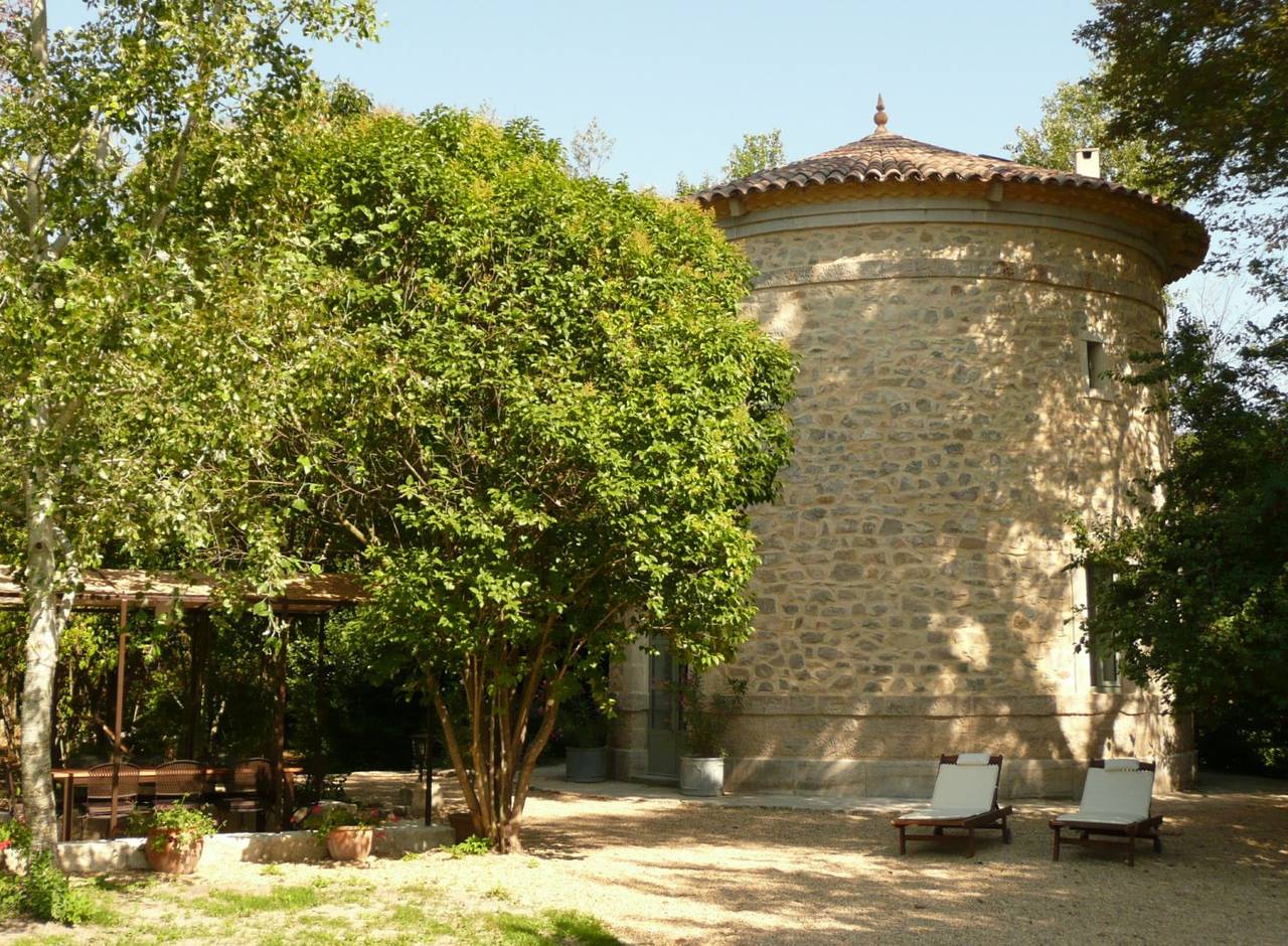 Superbe tour 19ème + cabanon d'été, dans 4000 m² privés in Aimargues, Région de Nîmes